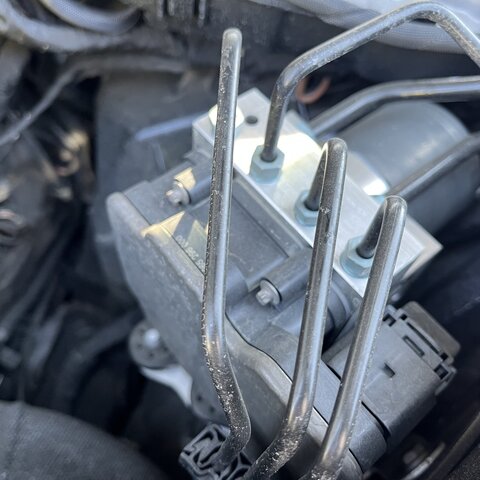 ABS hydraulická kocka v motorovom priestore
