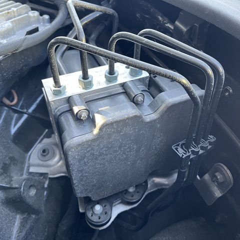 Oprava riadiacej jednotky ABS - mikropájkovanie elektroniky a repas hydraulického bloku